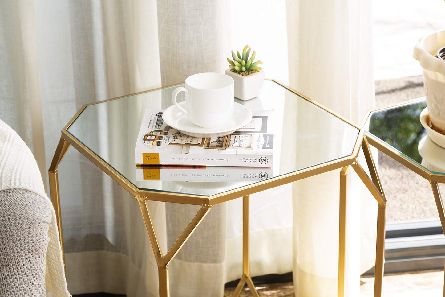 Glitzhome Modern Nesting Tables, Set of 2 Coffee Table with Tempered Glass Top, Side/End Tables for Living Room Bedroom, Accent Tea Tables with Metal Frame - Golden